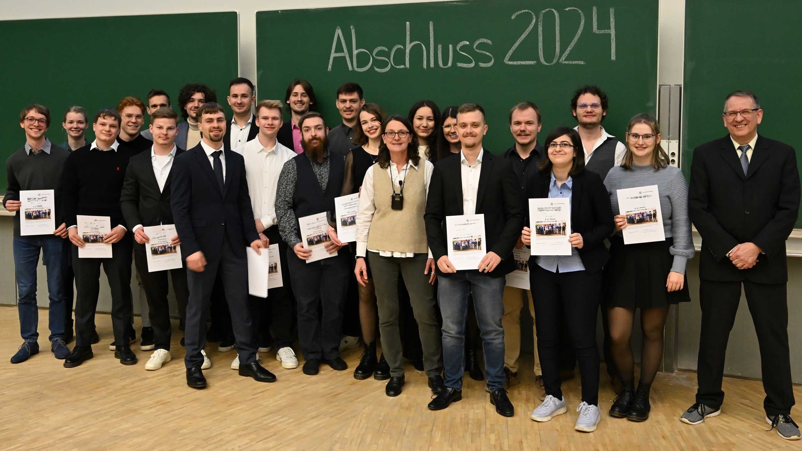 Alle anwesenden Absolvent*innen des Studiengangs Chemie B.Sc. mit Dekanin Stubenrauch und Studiendekan Prof. Niewa