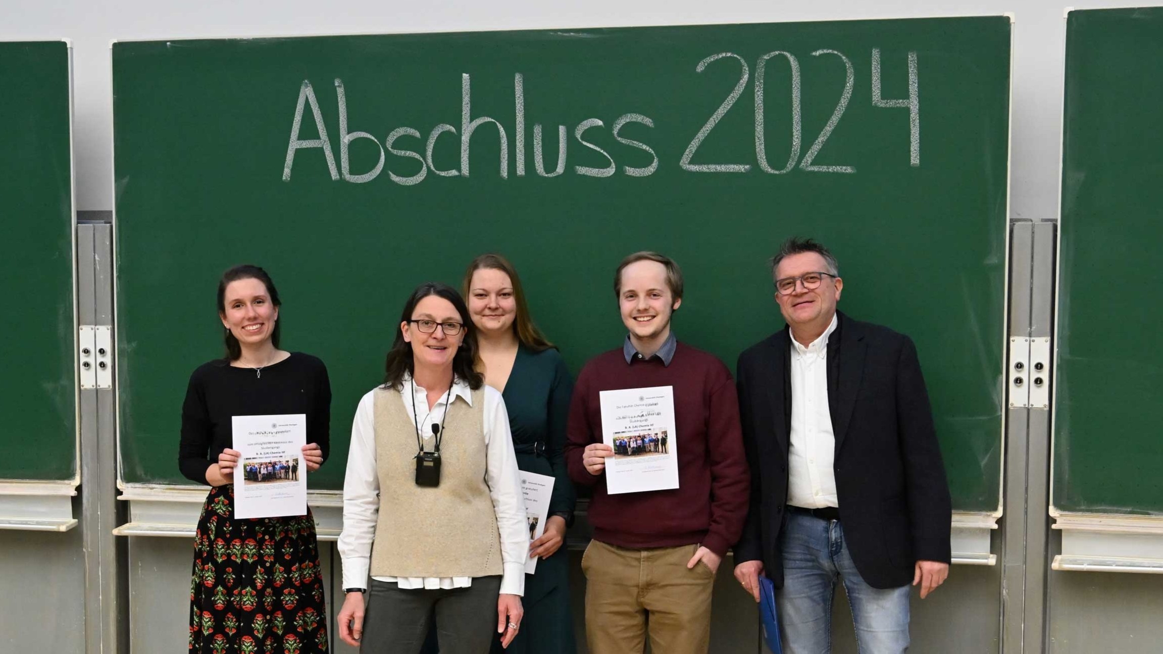 Alle anwesenden Absolvent*innen des Studiengangs Lehramt Chemie mit Dekanin Stubenrauch und Studiendekan Prof. Sottmann