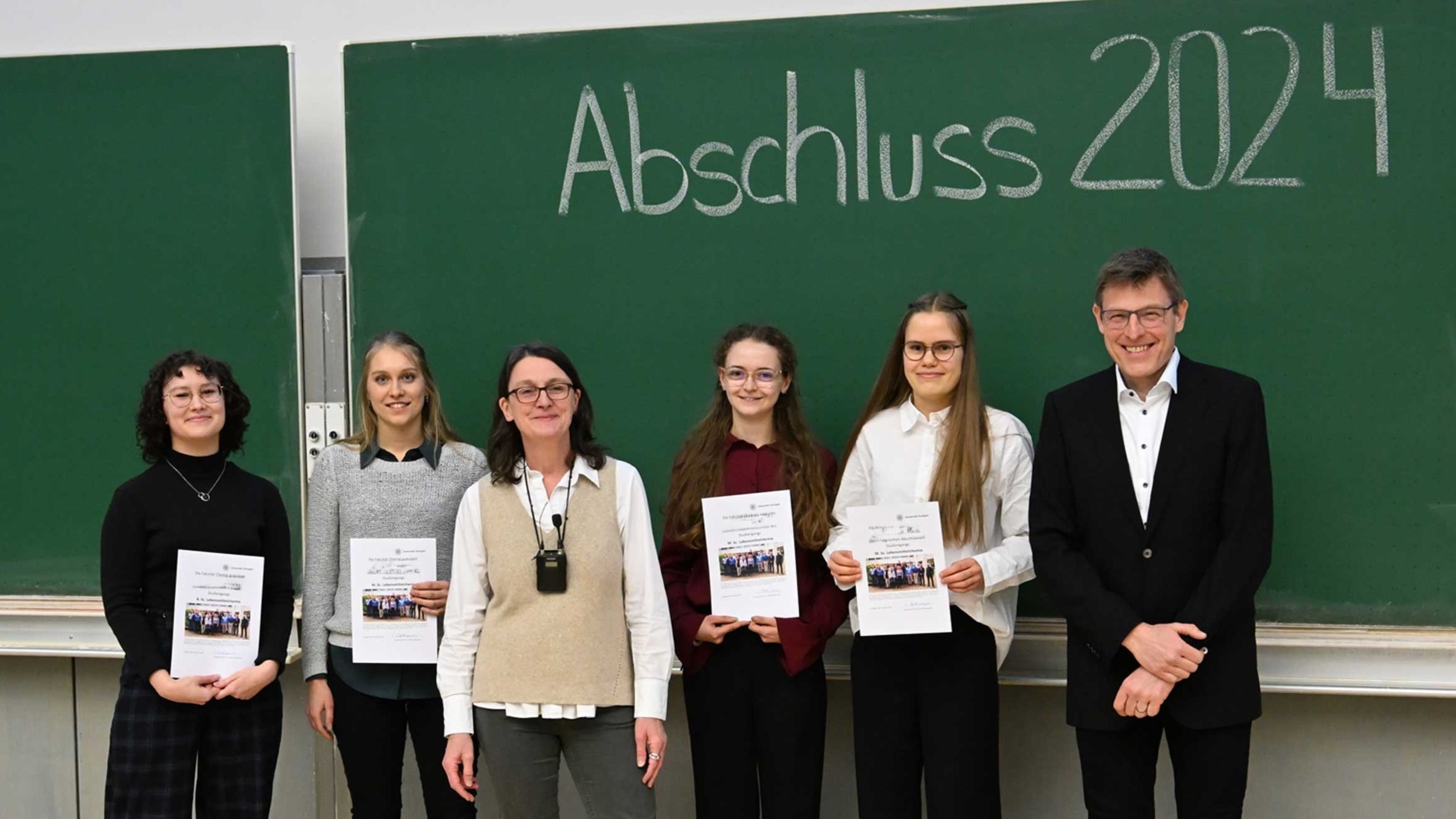 Alle anwesenden Absolvent*innen des Studiengangs Lebensmittelchemie mit Dekanin Stubenrauch und Studiendekan Prof. Brockmeyer