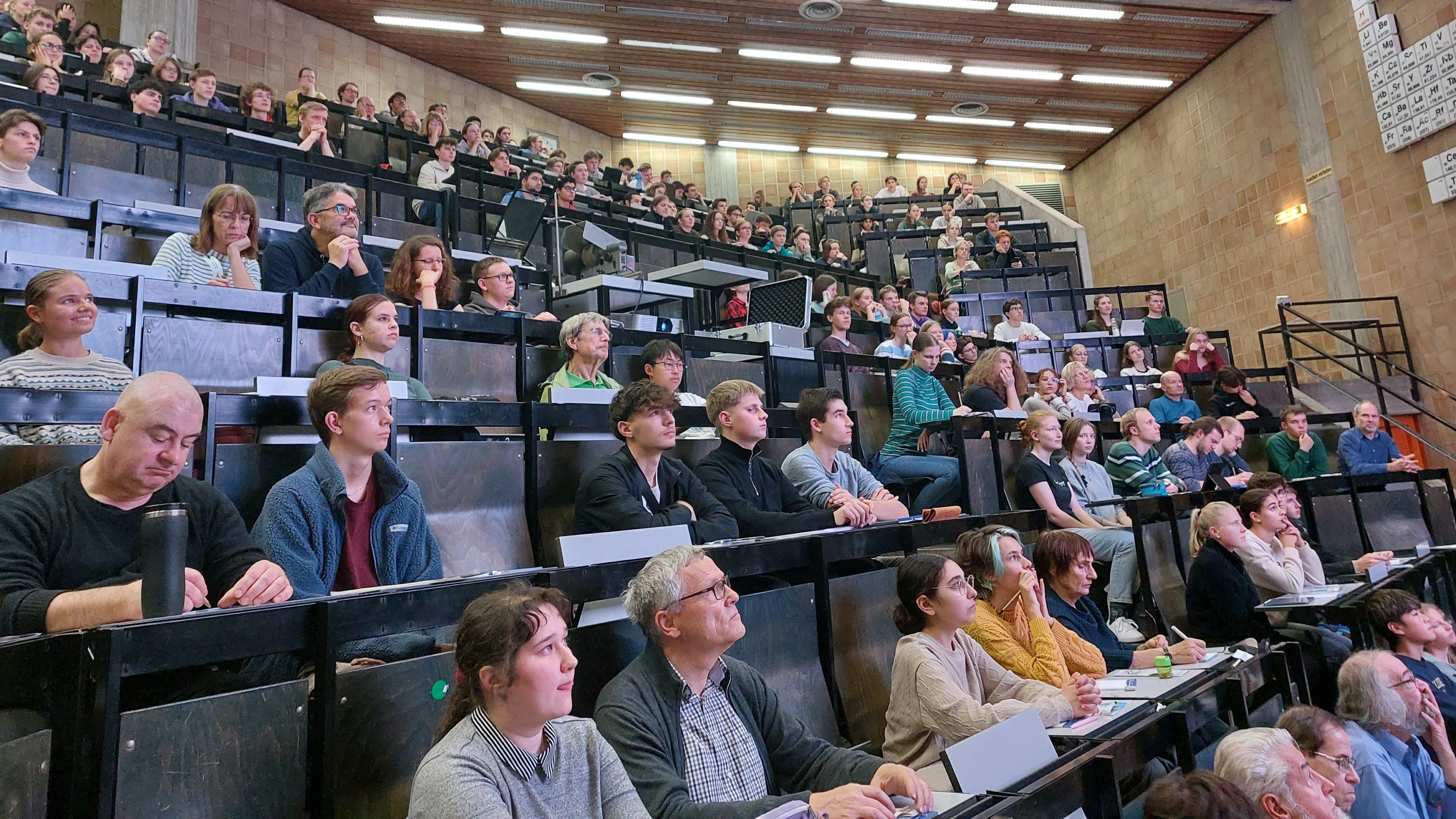 Großer Andrang bei der Eröffnungsveranstaltung der Eliteakademie Chemie und Materialwissenschaft und dem Stuttgarter Wissenschaftsfestival